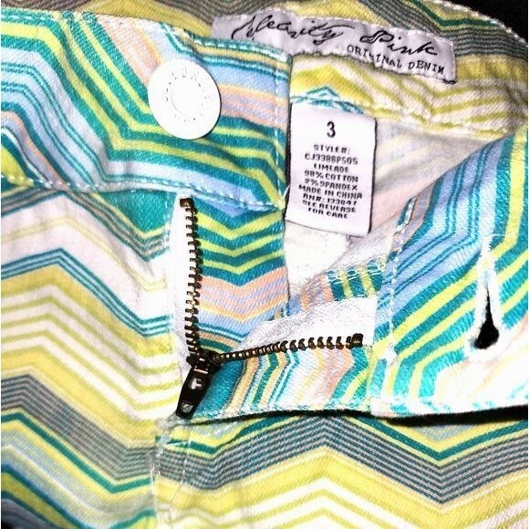 Celebrity Pink Green Yellow & Pink Chevron Print Frayed Edge Denim Shorts Size 3 - Picture 3 of 9